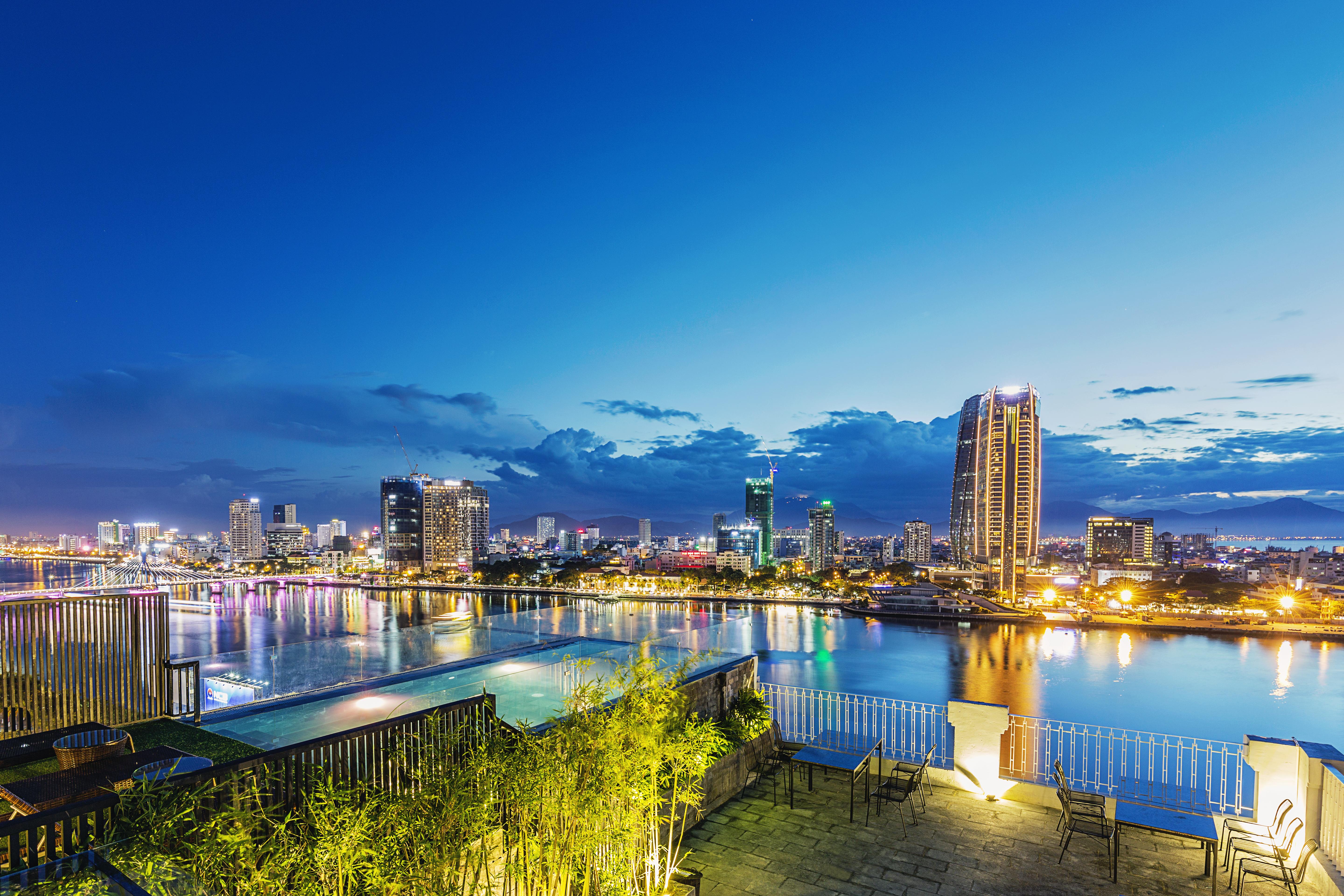 Ibiza Riverfront Da Nang Hotel Powered By Aston Esterno foto