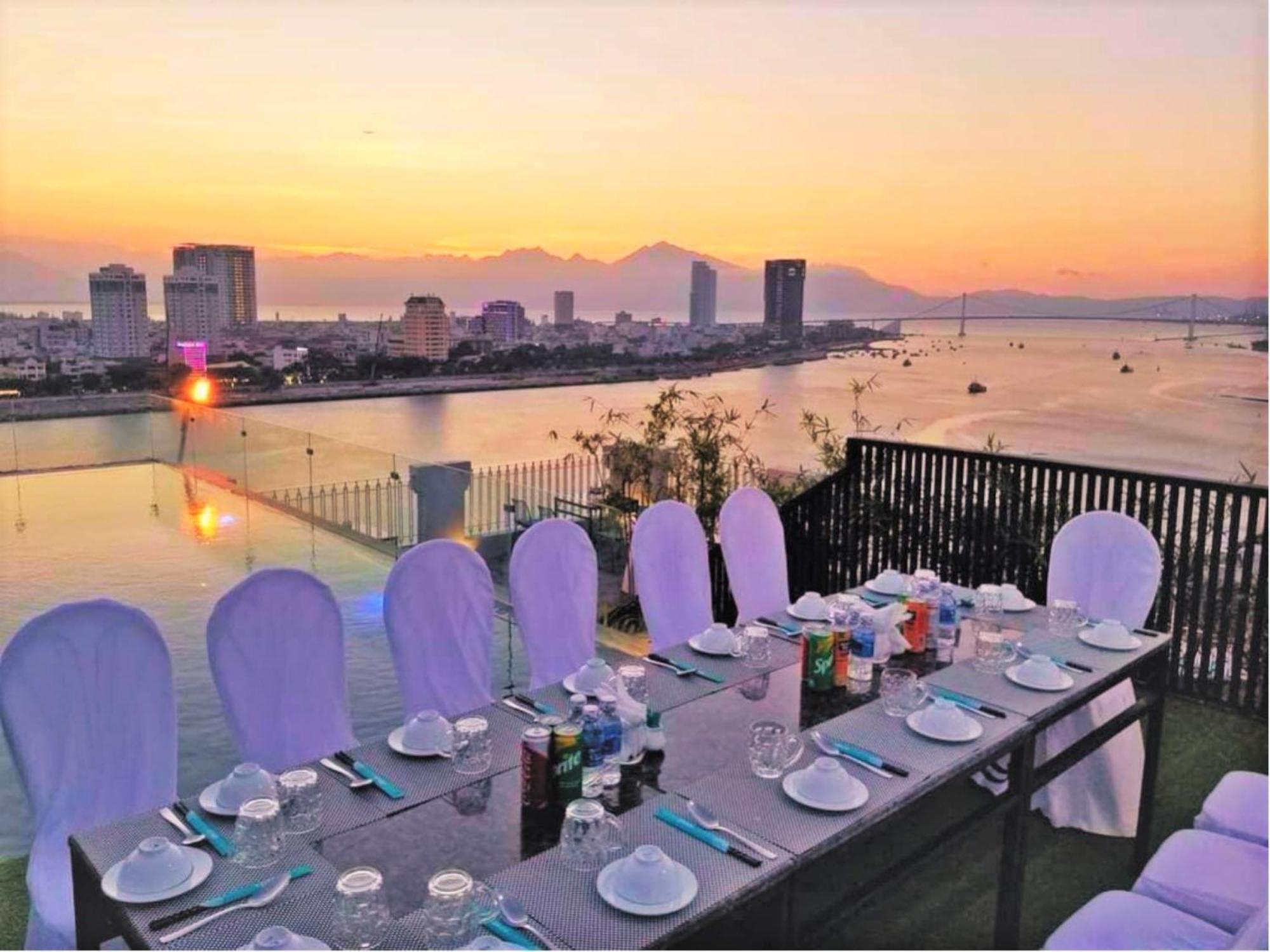 Ibiza Riverfront Da Nang Hotel Powered By Aston Esterno foto