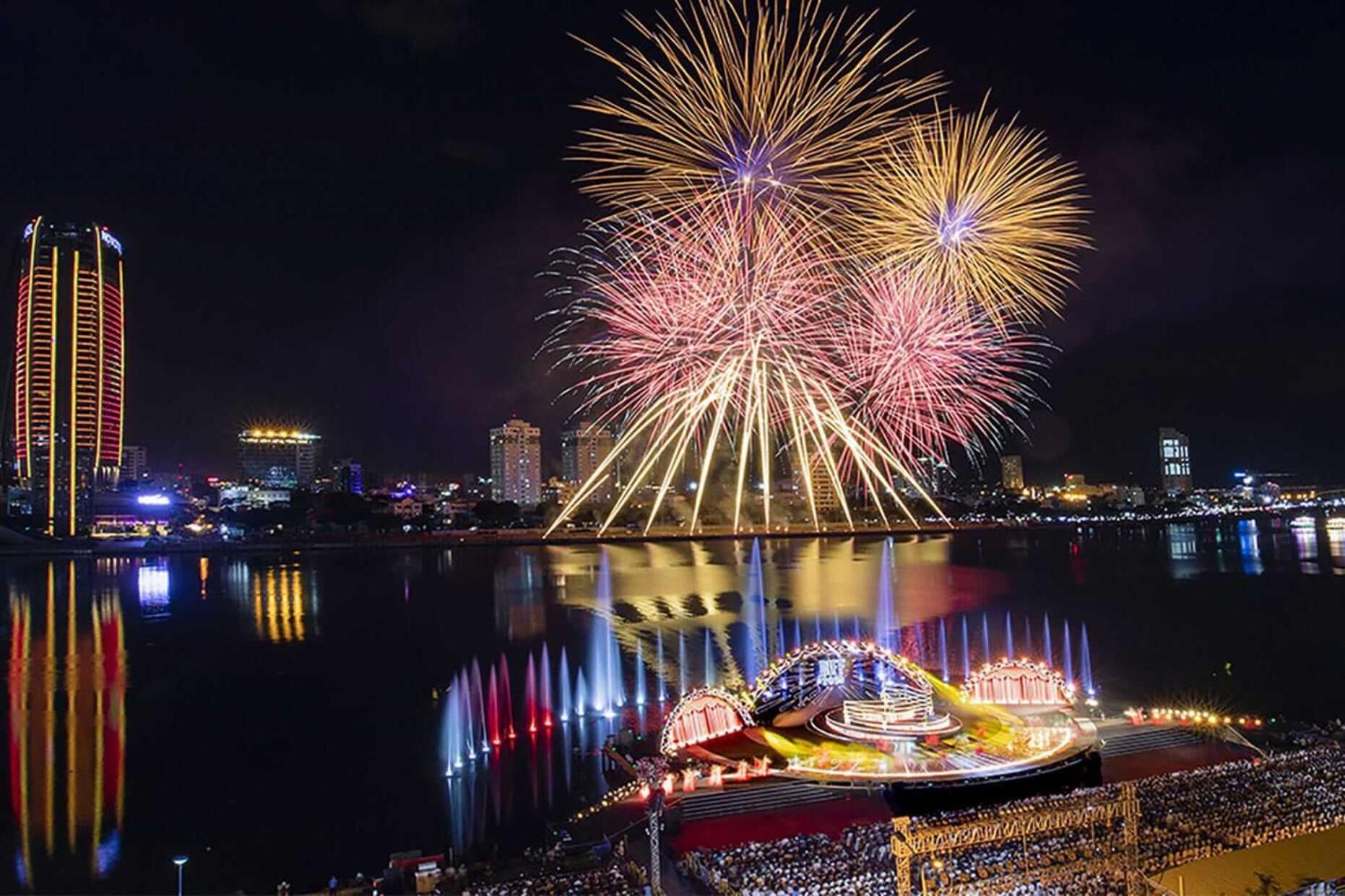 Ibiza Riverfront Da Nang Hotel Powered By Aston Esterno foto